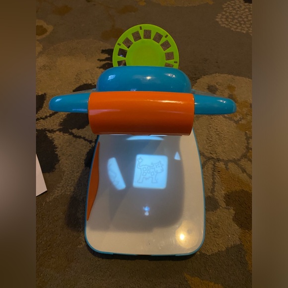 ALEX Art Draw Like A Pro projector, slides & storage! - Picture 11 of 13